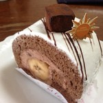 スイーツ ミズノヤ - ビターチョコバナナロール(\336)：フワフワココアスポンジ