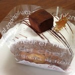 スイーツ ミズノヤ - ビターチョコバナナロール(\336)