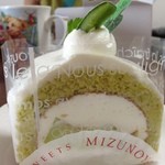 スイーツ ミズノヤ - 初夏のメロンロール(\367)：メロン果汁の入った生地なんです♪