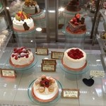 スイーツ ミズノヤ - ショーケースのホールケーキたち