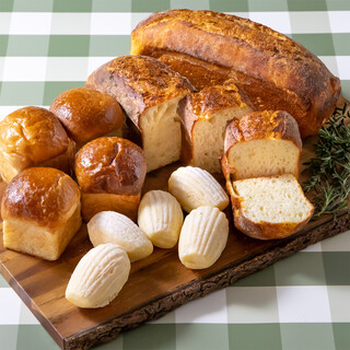 3種の自家製パン、おかわりも自由です。