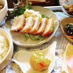 アオイトリ - 2日替わりの魚介類ランチ。一例:マグロカツ　さっぱりタルタル