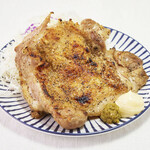 Thrilling! Large chicken thigh grilled with rock salt