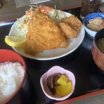 マルハチ商店 - 本日のランチB アジフライとカキフライ定食　980円