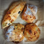 Comme’N TOKYO - 左上・オリーブとチーズ、　右上・りんごとクルミ、左下ピーカンナッツとチョコ、右下玉ねぎとチーズ