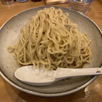 中華そば 笑歩 - いつも通り硬めの麺が美味しい。先ずはツケダレに浸さず粟国の塩を振って麺本来の美味しさを楽しむ。