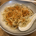 中華そば 笑歩 - ツケダレの温め直しの間に後半戦に備えて味変。唐辛子をタレでなく麺側にたっぷり振る。