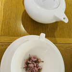 ブルー・ブリック・ラウンジ - 友人オーダーの桜のお茶