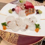 こまつ - 刺盛り（本マグロ、マス炙り、太刀魚炙り、イカ、タコの薄造り）