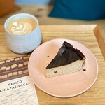 ウッドベリー コーヒー - 『カフェラテ(デカフェ、ショートサイズ、Hot)』
『ほうじ茶 ブラックチーズケーキ』