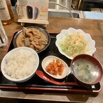 本格炭火焼鶏 酒楽 - モツ煮定食850円