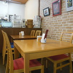 アラビカコーヒー - テーブル周りは簡素