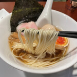 酒肴場 屯 - 三河屋製麺の細ストレート麺はコシを残しつつしなやか