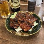 骨付きカルビ つぶら屋 - 骨付きカルビ。牛かと予想してたが豚肉のようだ。骨付きカルビというよりスペアリブだな。