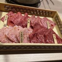個室 炭火焼肉 本川越 尊 - 五種盛り（人数分追加。
