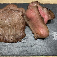 肉寿司 肉和食 KINTAN コレド室町 - タン食べ比べ 普通のタンと熟成タン