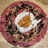 肉寿司 肉和食 KINTAN コレド室町 - 桜エビと新玉ねぎのウニと牛肉ユッケ