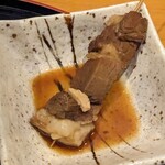 Tenkushi Wa Shu Sakaduki - 牛すじ煮込み串。240円
                        見た目に反してとても柔らか
                        八丁味噌に生姜がほどよく効いた感じ