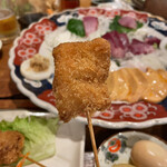 土佐料理 まんぼう亭 - これはまんぼうのホルモンの串揚げ！牛ホルモンと同じ様なグニュっとした食感。