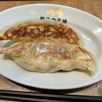 餃子の王様 龍吟 - 大餃子2個。箸の長さと比べてみてください。