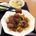 紅葉亭 - お肉ゴロゴロです。野菜はシャキシャキ食感。甘酸っぱさがたまらない酢豚でした