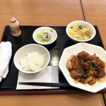 紅葉亭 - 酢豚セット850円（ごはん少し）。デザートの代わりというピルクルが意外とありがたいです