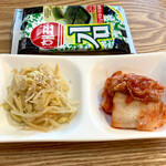 スンドゥブ専門店 3匹の子ぶた - 付け合わせのナムルとキムチ、韓国のり