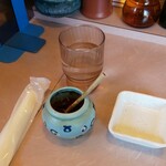 春木屋 - 提供される水、おしぼり、焼餃子用自家製ラー油、小皿(R5.3.15撮影)