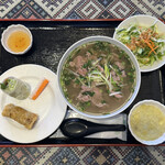 Pho 19  - ランチ 牛肉のフォーセット （生春巻 ＆ 揚げ春巻き ， サラダ ， デザート 付）　９７０円　(2023/03)