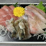 魚の山金 - 刺身盛合せ 本まぐろ入り　１４９０円　(2023/03)