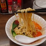 大衆スタンドむらかみ - 麺は薄くて平たいモチッとした食感。
            即席麺を食べてるような雰囲気がある。