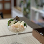 Mamenchi Kicchin - 桃とえびのカクテルサラダ