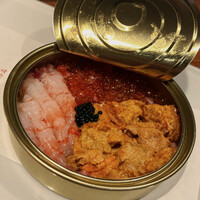 焼肉 うしみつ 恵比寿本店 - パッカン。牛肉ユッケの上に馬糞ウニ、イクラ、キャビア、甘海老が整列。季節により甘海老何帆立か蟹に変わるそうです