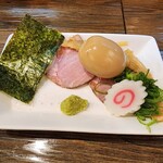 金彩 - 海苔、レアチャーシュー、なると、ネギ、メンマ、煮玉子、ワサビ、塩