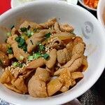 朝鮮飯店 - 【2023.3.15(水)】日替ランチ(サンラータンメン＋ホルモン丼)740円のホルモン丼