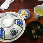萩の茶屋 - 親子丼680円に消費税。
