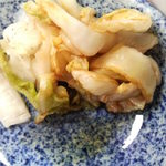 萩の茶屋 - 白菜の漬物、適量のしょうゆがすでにかかってました。