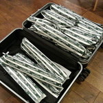 ジ・アーリーバード・カフェ - スーツケースに入って長崎から飛行機に乗ってきたバケット