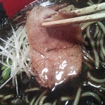 はぐるま - チャーシューはロース肉で、これも黒く染まってる・・でも味は素直な豚肉味。