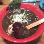 はぐるま - 「大分ブラックらー麺」７５０円　黒いスープが特徴だ