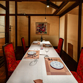 We recommend dining for 4 to 15 people at the table seats on the second floor.