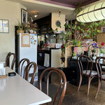 カフェ・ド・コトブキ - 良く見ると床にお水が。。私が倒した花瓶からお水がこぼれた