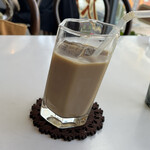 カフェ・ド・コトブキ - 斜めのグラス