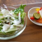 キッチン ブルー グローブ - サラダ、野菜のピクルスのアップ