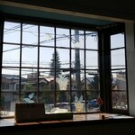 キッチン ブルー グローブ - ひだりての窓、暖かい日差しが入ります