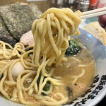 横浜家系ラーメン 剛麺家 - 短麺なのでリフトが低い