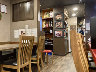 韓屋仁 - 店内　右側がカウンター、左側はテーブル席