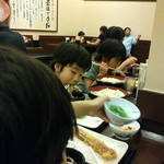 Marugame Seimen - 一列に並んで食べまくり！
