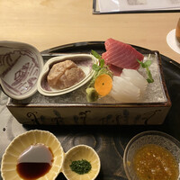 懐石料理 桝田 - 鮪と泥障とカワハギの肝和え。蕨の絵柄の器。反対側は、ススキの絵柄。人参は桂剥きにした物を薄く切ってありました。凄く手が込んでいます。