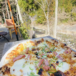 ピッツェリア 魚幸商店 - テラスで食べるピザは美味しかった